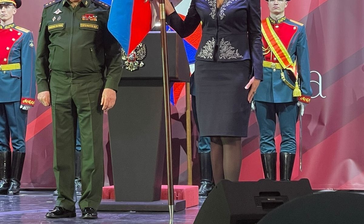 Заместитель Министра обороны Российской Федерации Виктор Горемыкин вручил художникам Знамя как отдельной воинской части, а также Благодарность Президента Российской Федерации В.В. Путина