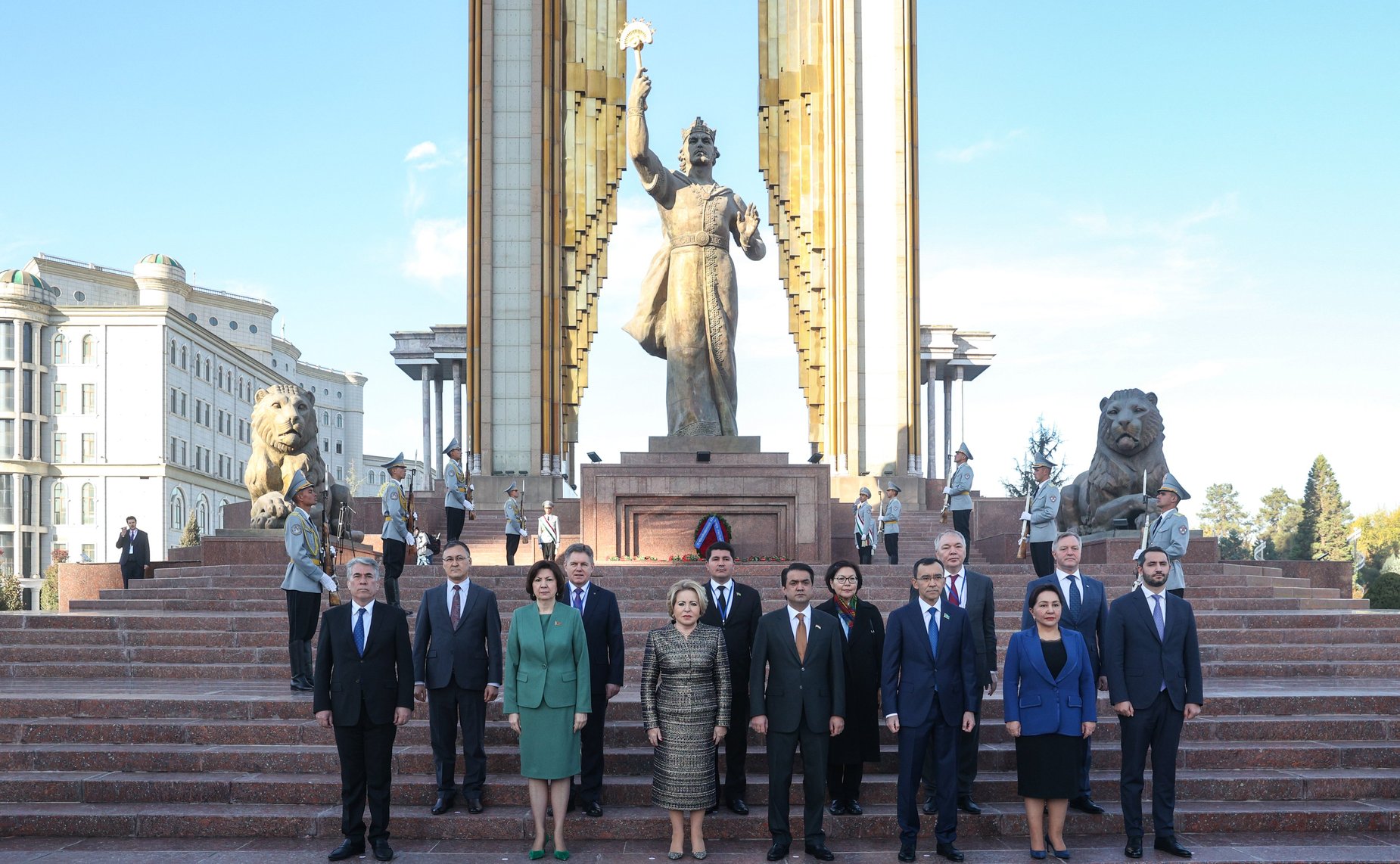 Торжественная церемония возложения цветов с участием руководителей парламентских делегаций к памятнику Исмоилу Сомони
