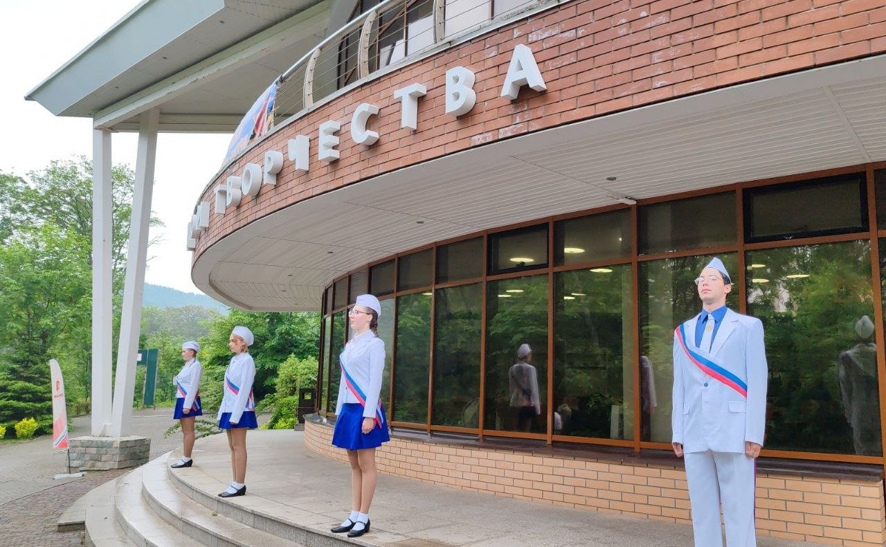 Александр Ролик совместно с Губернатором Приморья Олегом Кожемяко принял участие в торжественной церемонии открытия филиала Всероссийского детского центра «Океан» — Центра воспитательных технологий «Маяк»