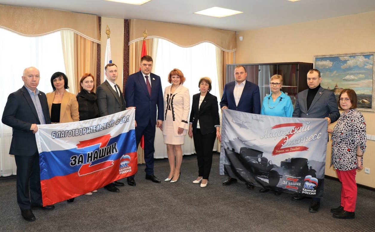 Дмитрий Василенко провел совещание с представителями органов законодательной власти Ленинградской области, местного самоуправления, экспертами, посвященное анализу литературы, привезенной из освобожденных городов на территории Украины