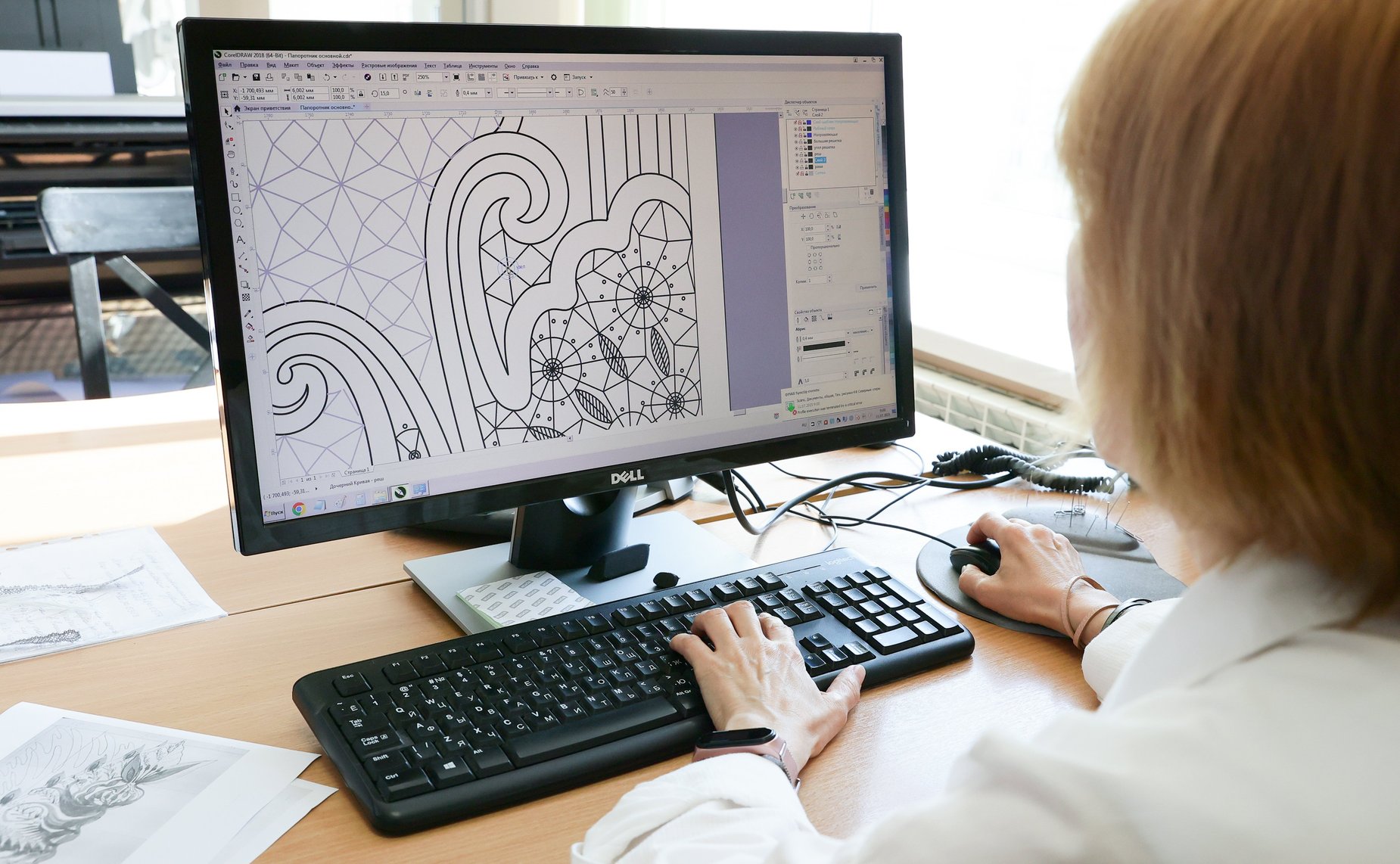 Сенаторы посетили производство народного промысла — кружевную фабрику «Северные узоры»