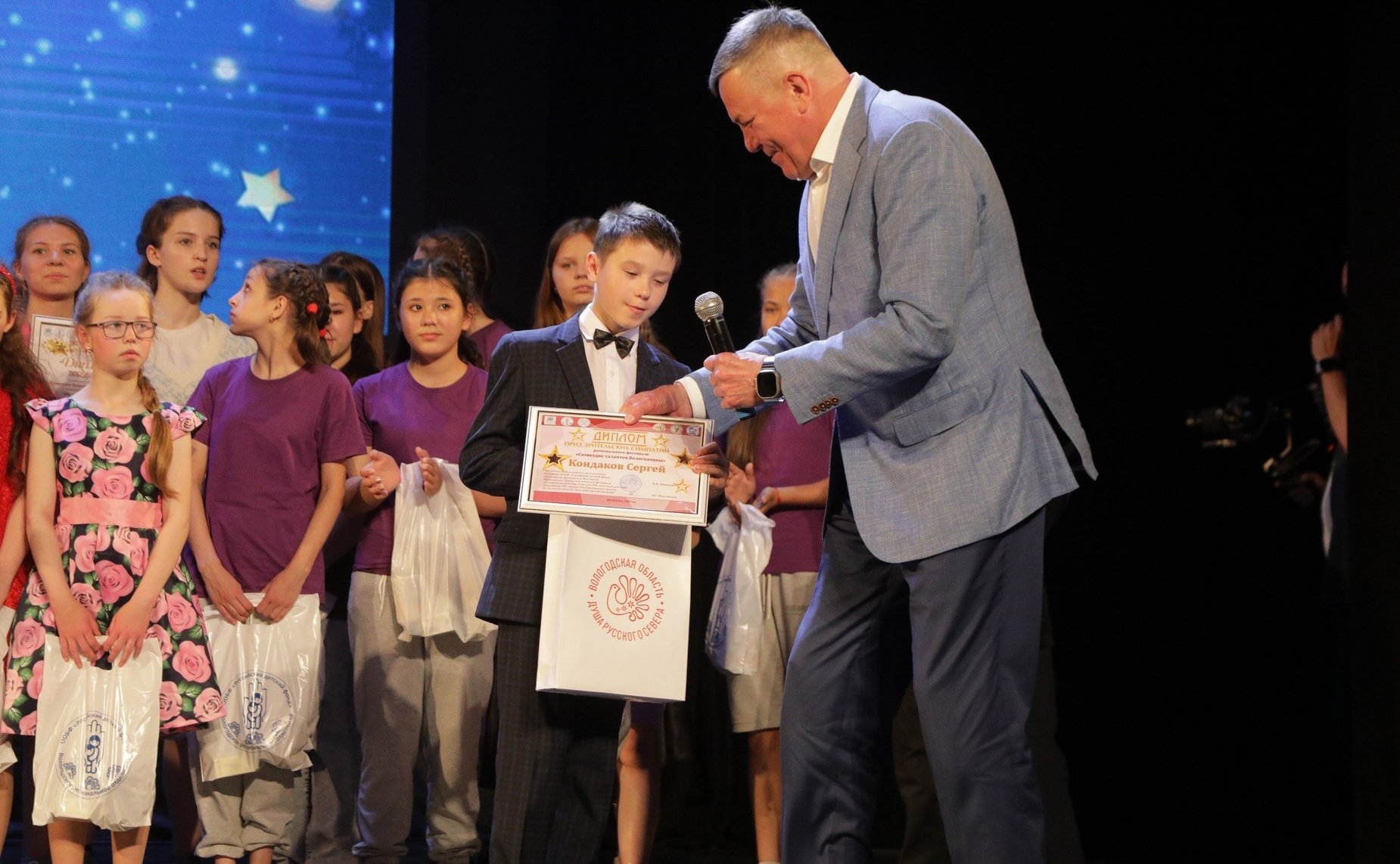 Олег Кувшинников вручил специальный приз победителю фестиваля «Созвездие талантов Вологодчины»