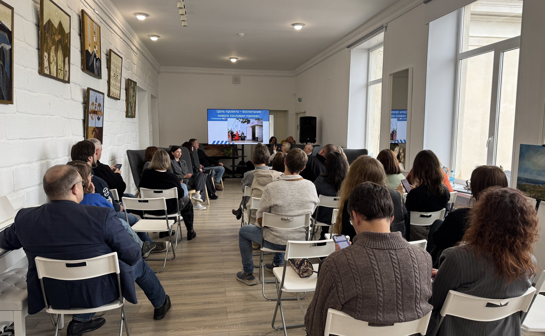 Елена Дягилева выступила спикером панельной дискуссии, посвящённой развитию малых городов. Обсуждение опыта разных субъектов страны состоялось в рамках деловой программы фестиваля в Никеле