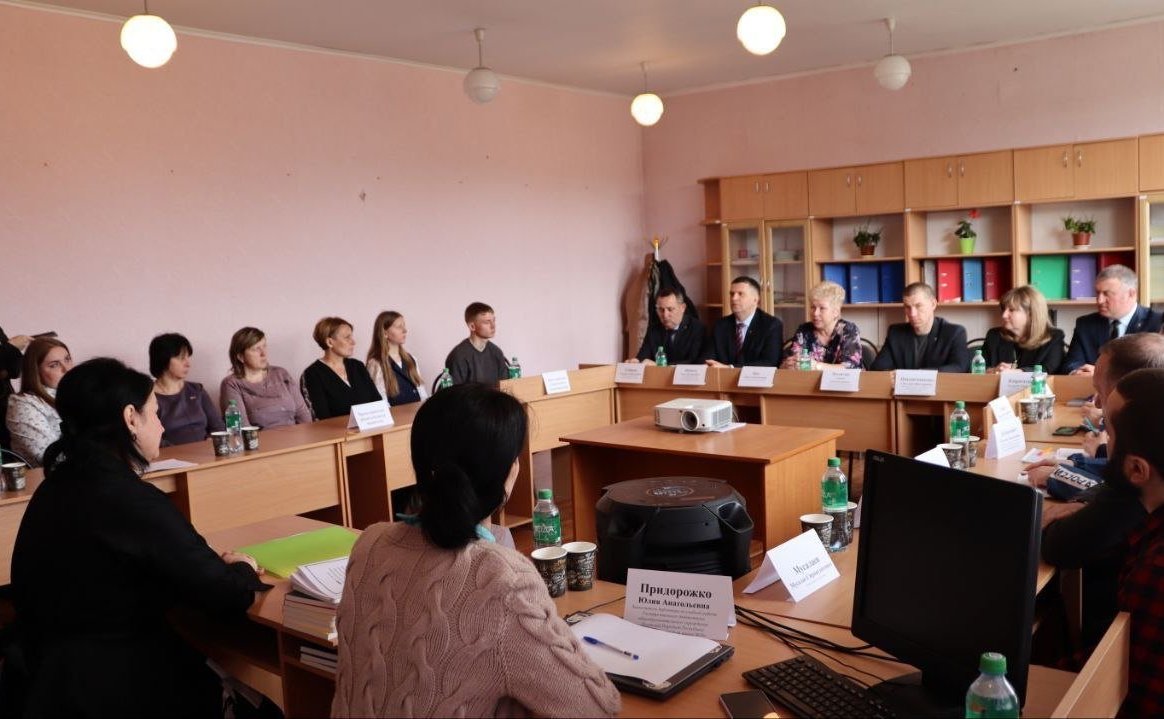 Ольга Бас в ходе поездки в регион провела встречу с педколлективом, представителями шефа-региона Калужской области, министерства образования ЛНР, депутатского и общественного советов по контролю над объектом капитального ремонта Золотовской школы № 16