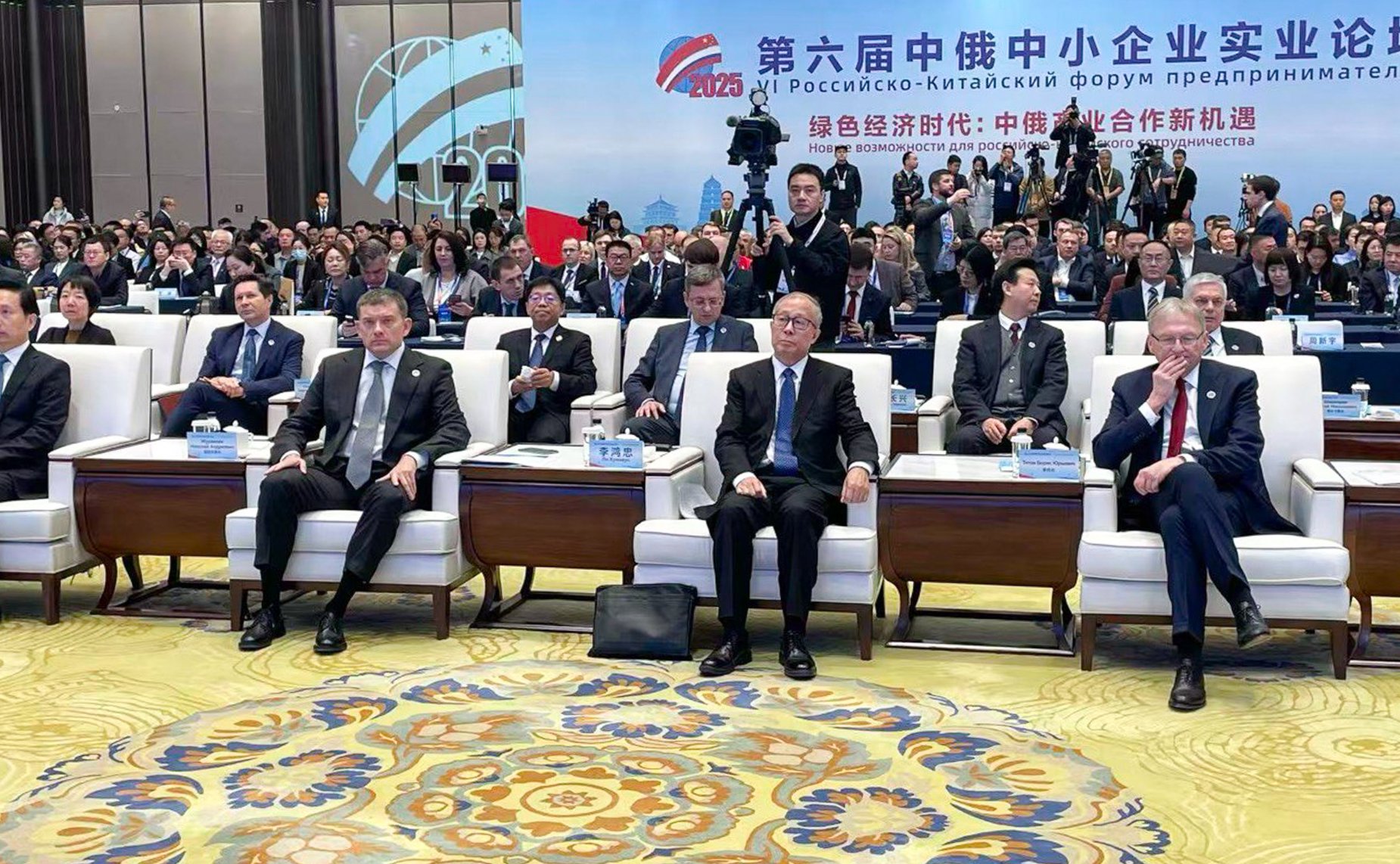 Заместитель Председателя СФ Николай Журавлёв в ходе рабочей поездки в Китайскую Народную Республику принял участие в VI Российско-Китайском форуме предпринимателей