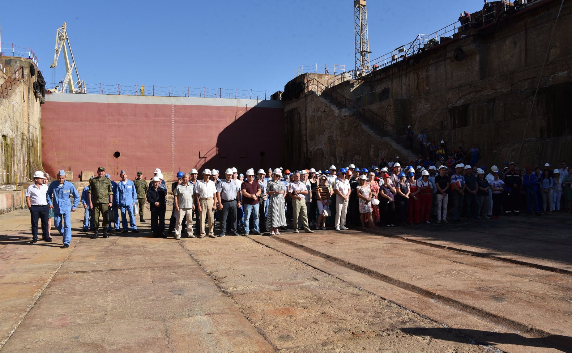 На Севастопольском морском заводе АО «ЦС «Звёздочка» состоялся митинг трудового коллектива предприятия и личного состава подводной лодки «Великий Новгород»