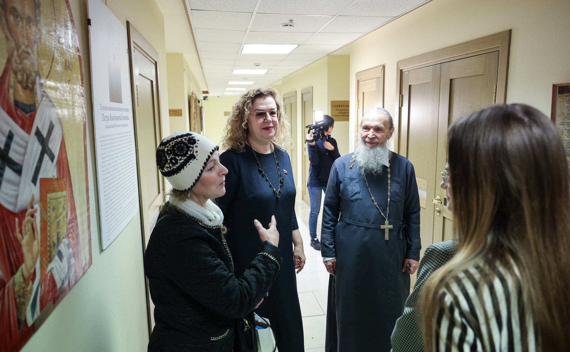 Ольга Епифанова открыла в Совете Федерации выставку живописи Петра Кочанова «За Святую Русь помолюсь…»