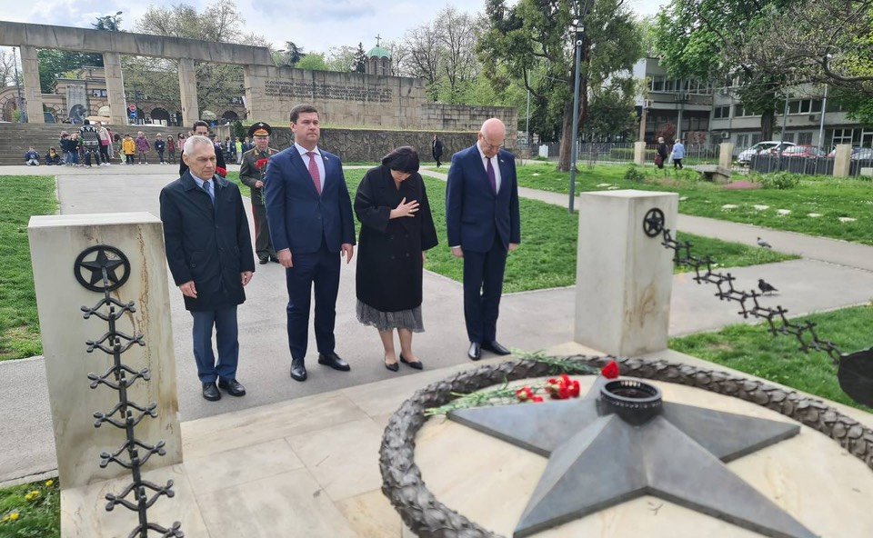 Делегация группы по сотрудничеству Совета Федерации с Народной скупщиной Республики Сербии возложила венок и цветы к Вечному огню и мемориальному комплексу «Освободителям Белграда»