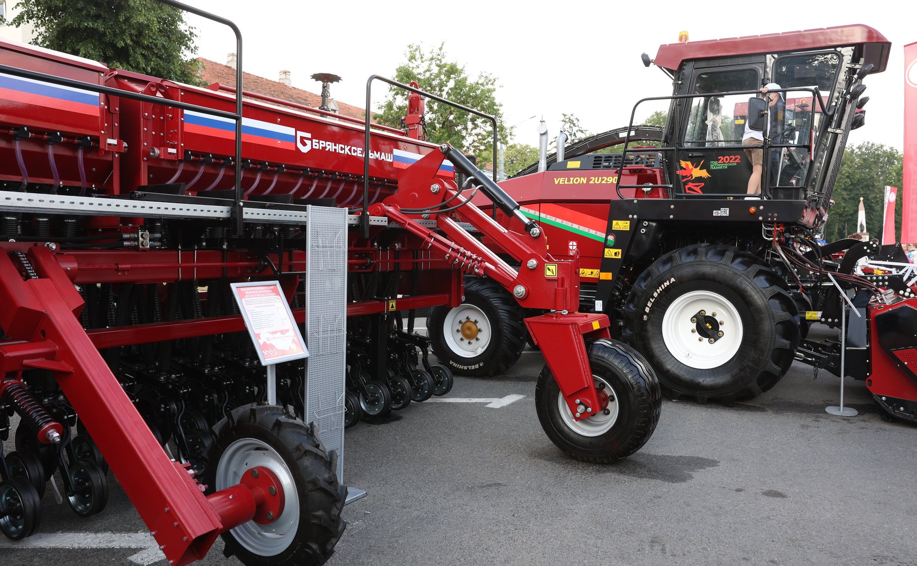 Валентина Матвиенко совместно с Натальей Кочановой открыли ярмарку достижений народного хозяйства Беларуси