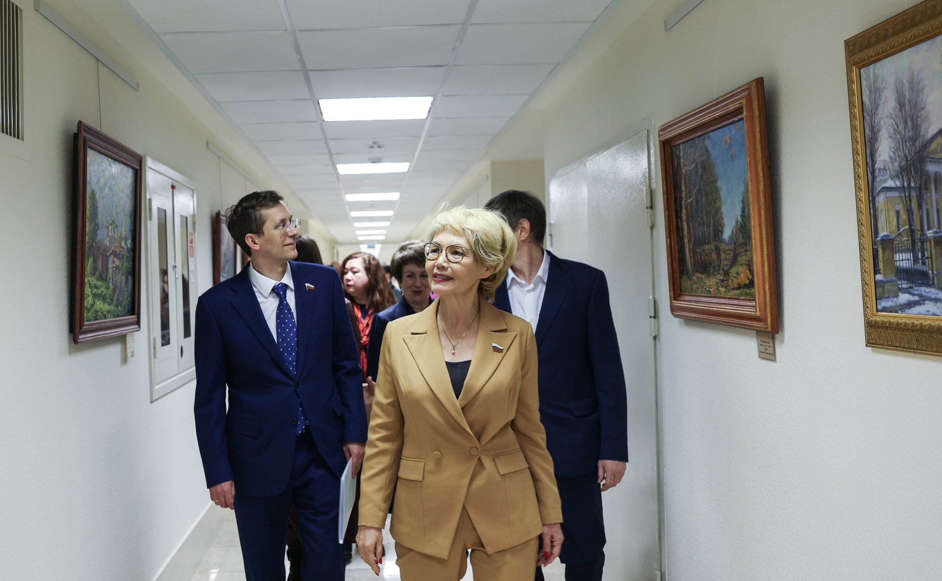 Дина Оюн открыла в верхней палате парламента выставку живописи московского художника Андрея Ковалевского «Мир на палитре»