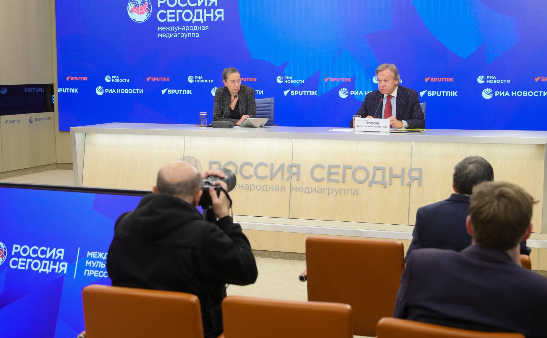 Пресс-конференция председателя Комиссии Совета Федерации по информационной политике и взаимодействию со средствами массовой информации Алексея Пушкова по итогам работы Комиссии в 2025 году