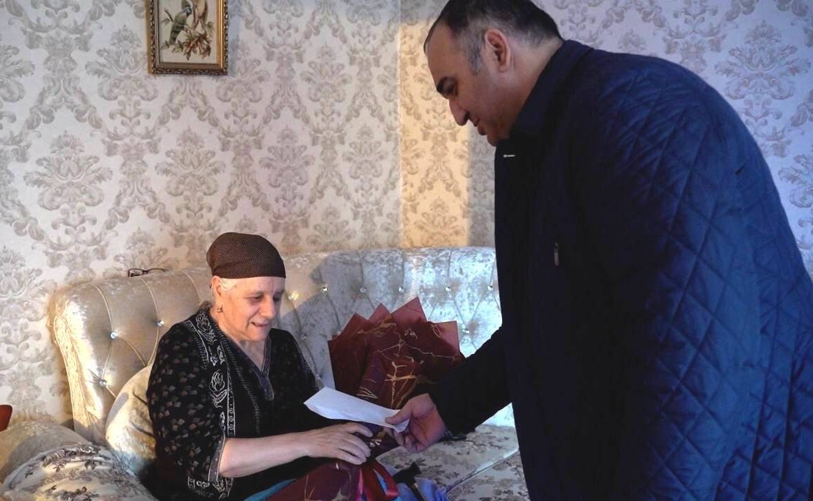 Мохмад Ахмадов передал Хасибе Хасаевой и Зине Хаджаевой дополнительную материальную помощь от Регионального общественного фонда им. Героя России А.-Х.А. Кадырова