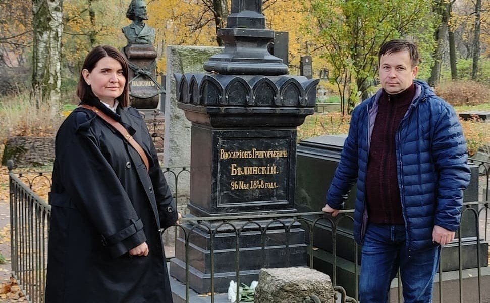 Юлия Лазуткина посетила с рабочей поездкой музей-некрополь «Литераторские мостки» в Санкт-Петербурге