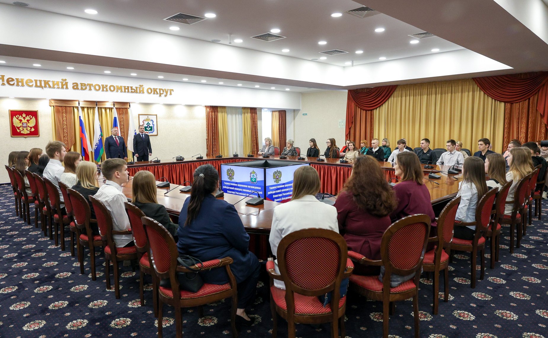 Денис Гусев вручил именные стипендии лучшим студентам учреждений профессионального образования Ненецкого АО