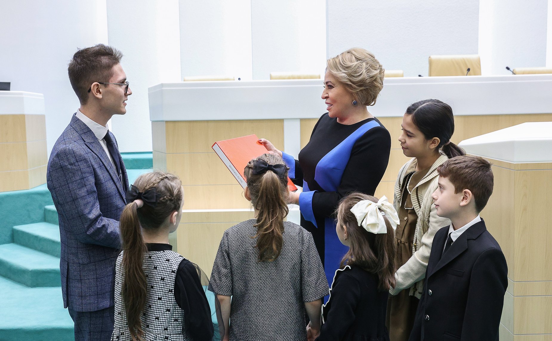 Валентина Матвиенко встретилась с детьми-участниками выставки художественных промыслов, прошедшей в рамках IX Парламентского форума «Историко-культурное наследие России»