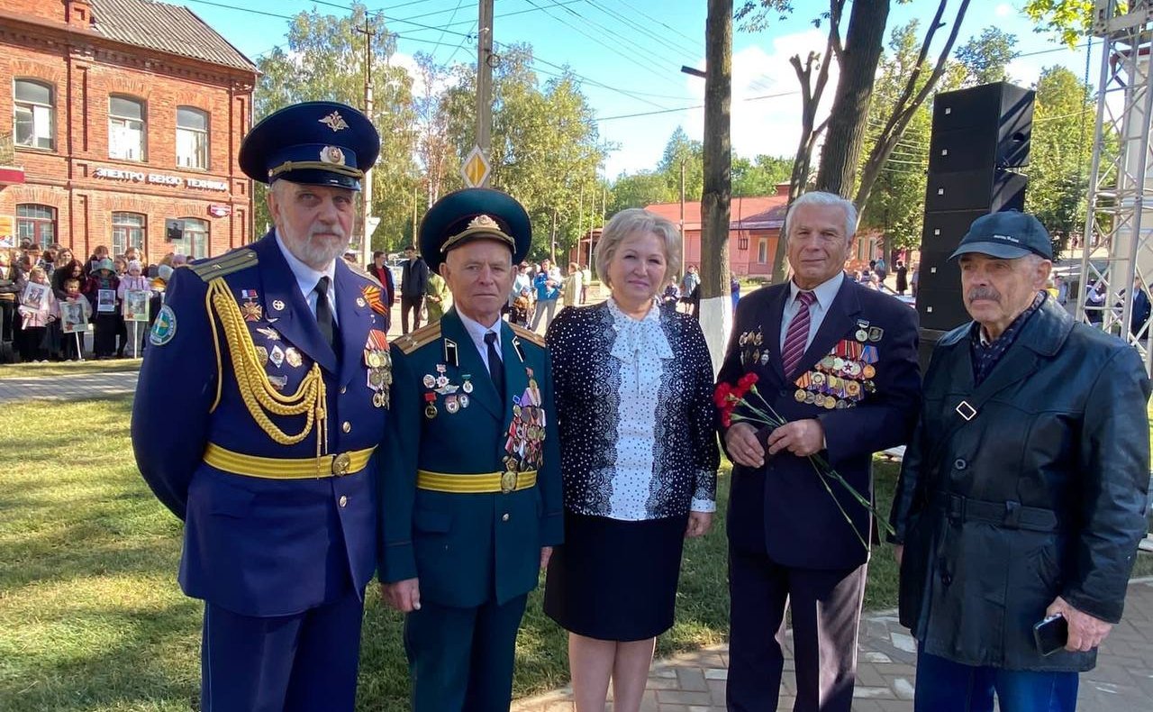 Елена Писарева приняла участие в торжественной церемонии открытия знакового для боровичан памятника