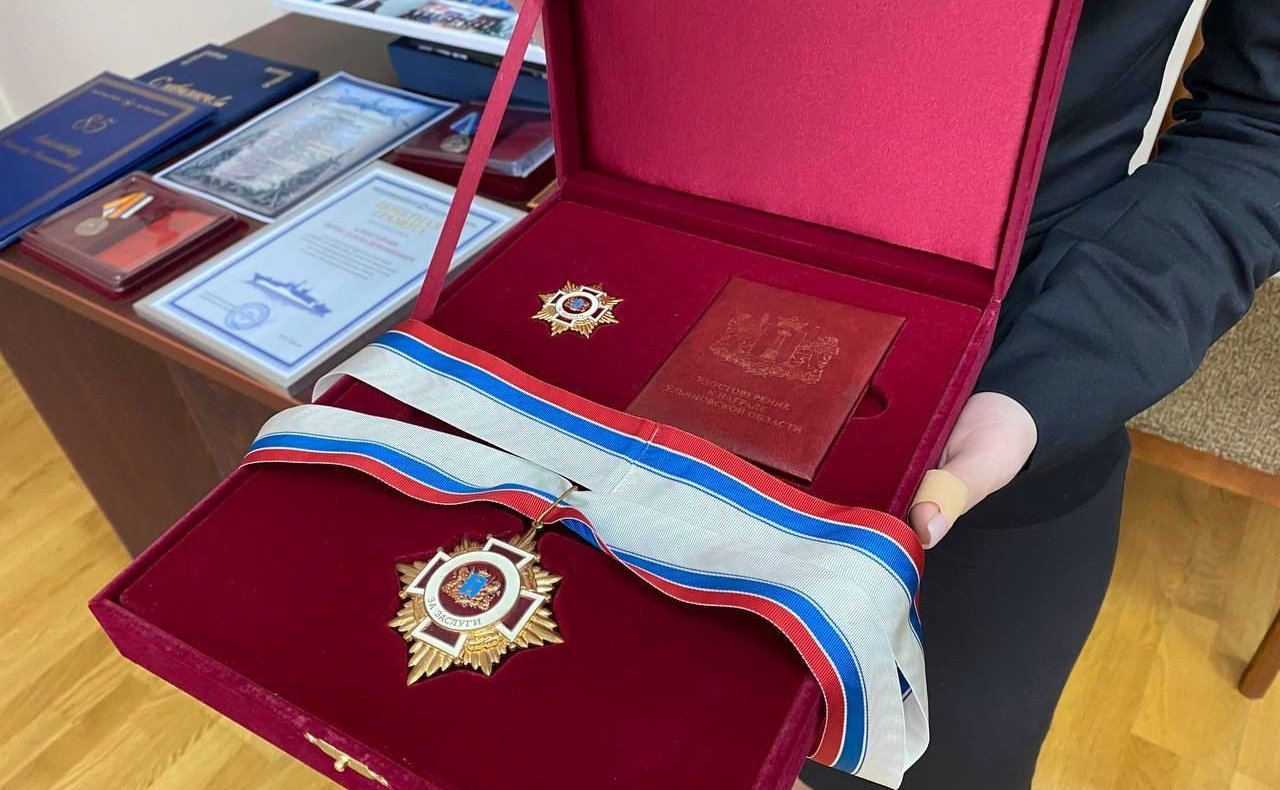 Айрат Гибатдинов вручил Почетную грамоту Совета Федерации доктору технических наук, лауреату Ленинской премии, депутату Законодательного Собрания Ульяновской области 3 и 4 созывов, почетному жителю Ульяновска Вячеславу Алексейчику