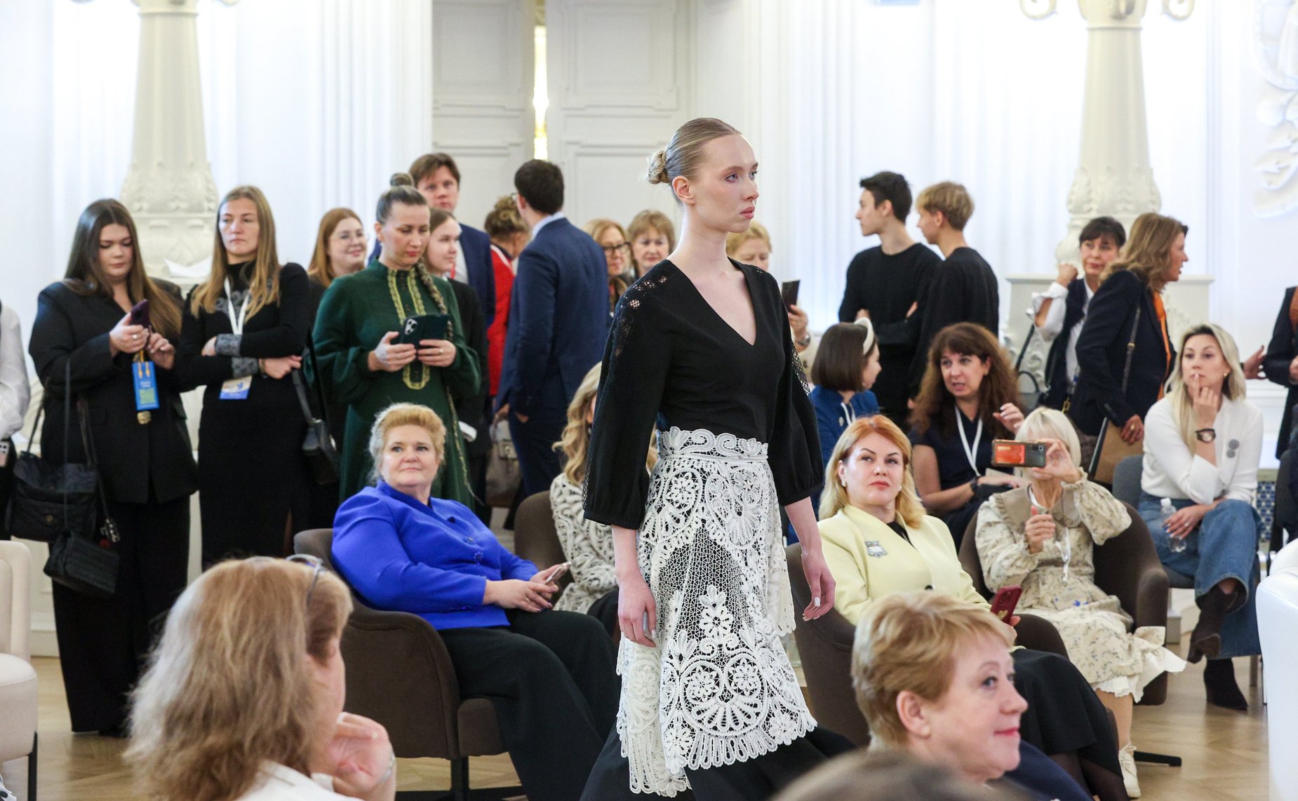 Модный показ «Елецкие кружева». Международный форум «Женщины за сохранение традиций»