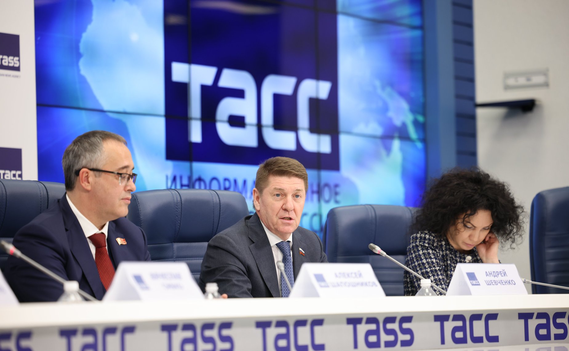 В пресс-центре ТАСС председатель Комитета СФ по федеративному устройству, региональной политике,МСУ и делам Севера Андрей Шевченко принял участие в пресс-конференции, посвященной запуску патриотического проекта «Города-герои – города Героев»