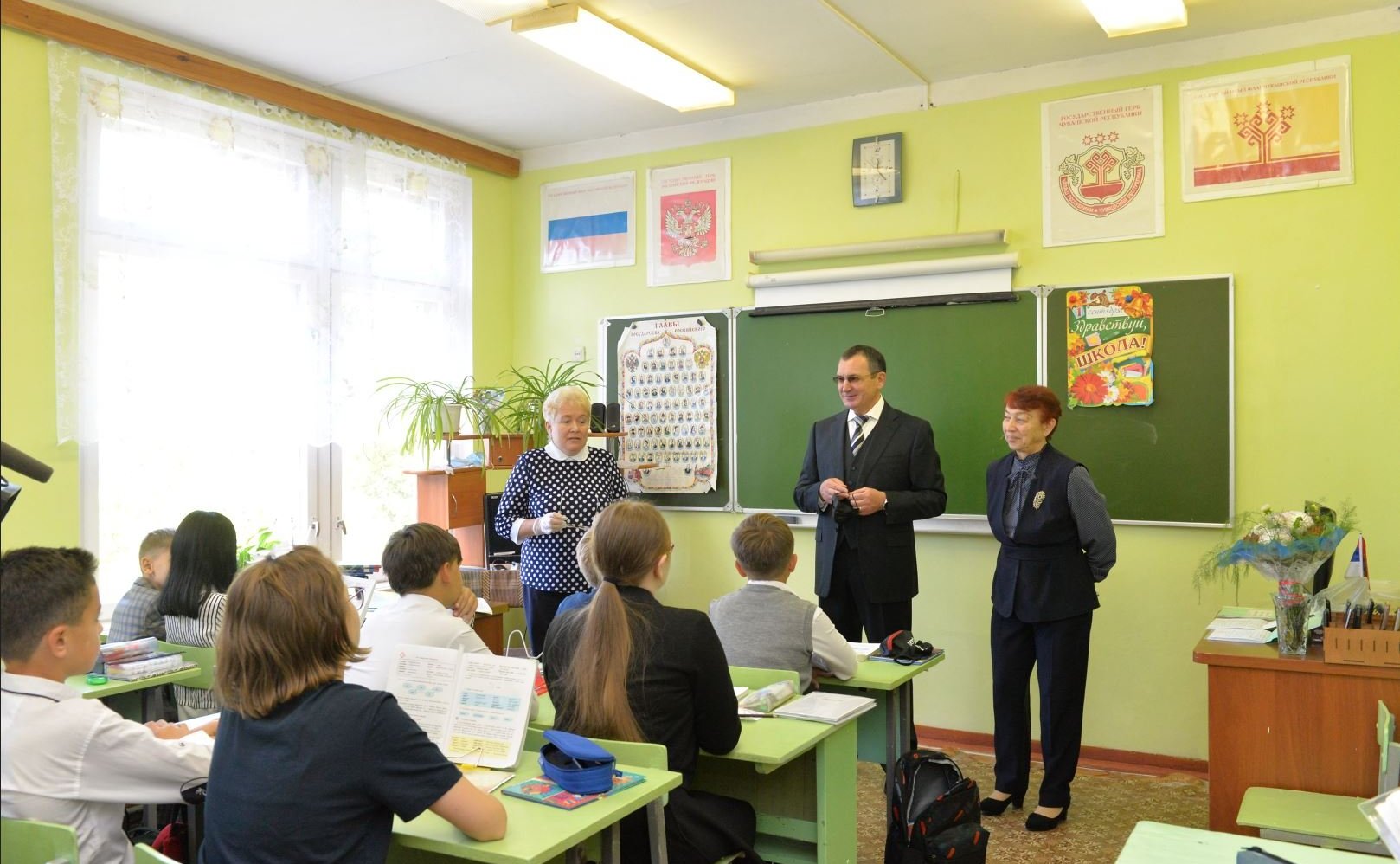 Н. Федоров в рамках рабочей поездки в Чебоксарском районе Чувашии посетил мемориал «Память» и пообщался с педагогами и учениками Толиковской средней общеобразовательной школы