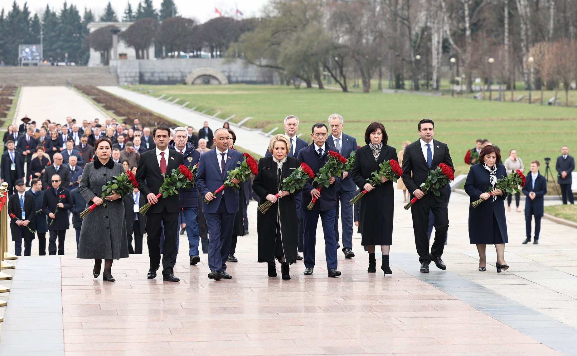 Делегации стран-участниц Межпарламентской Ассамблеи СНГ возложили венки и цветы к Монументу «Мать-Родина» на Пискаревском мемориальном кладбище, а также к памятным плитам государств на Аллее Памяти