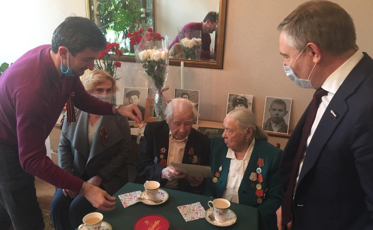 И. Святенко и А. Варфоломеев поздравили семью ветерана Великой Отечественной войны с 75-летием Победы