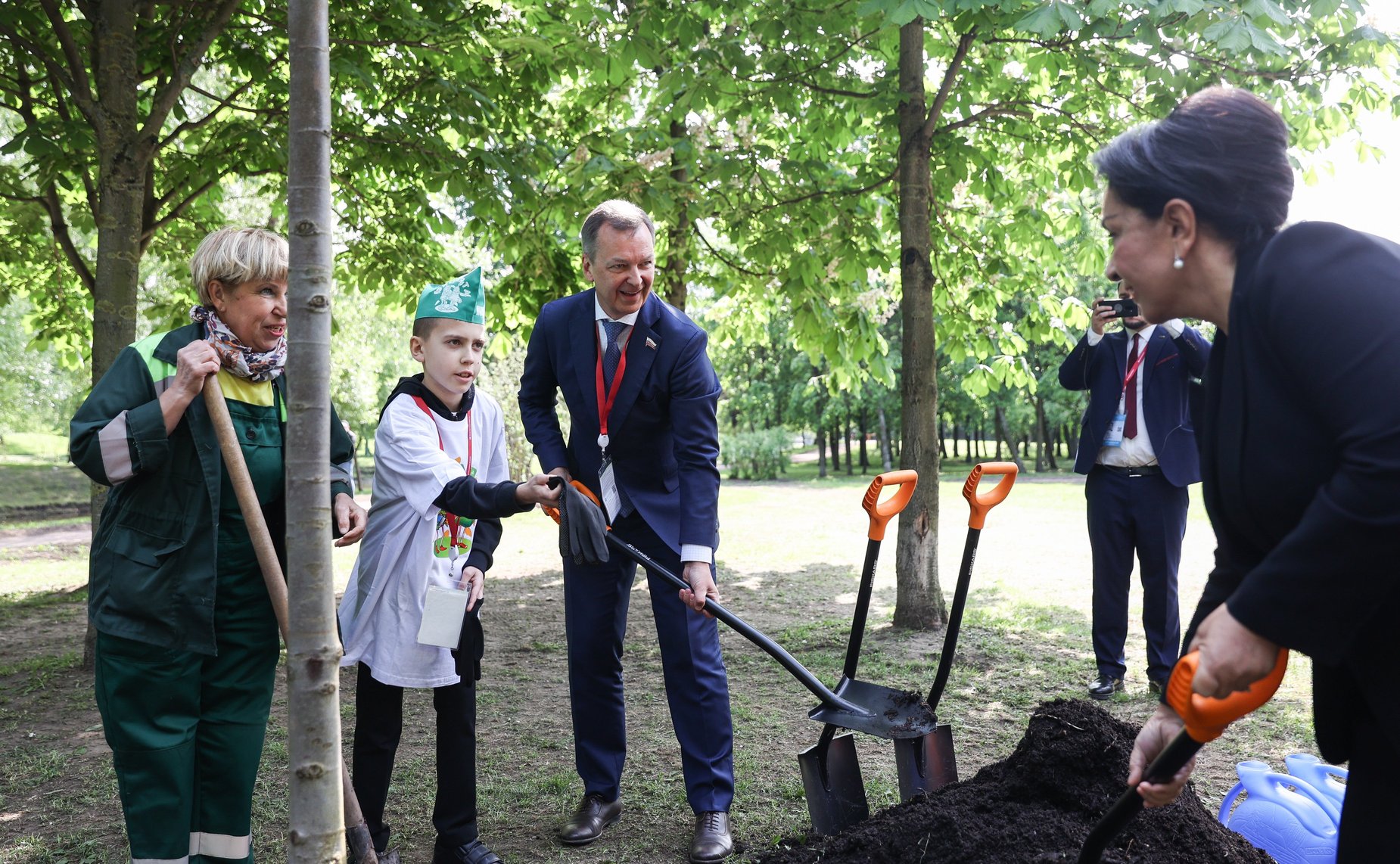 Высадка деревьев в Таврическом саду участниками X Невского международного экологического конгресса