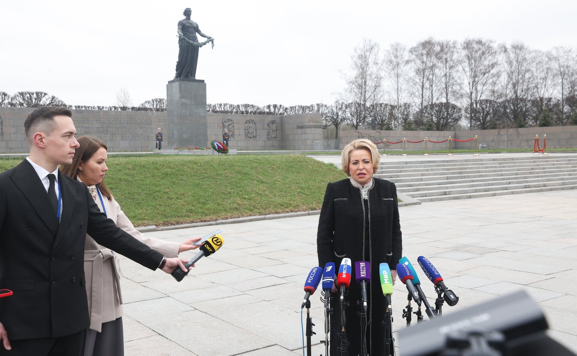 Пресс-подход Председателя Совета Федерации Валентины Матвиенко