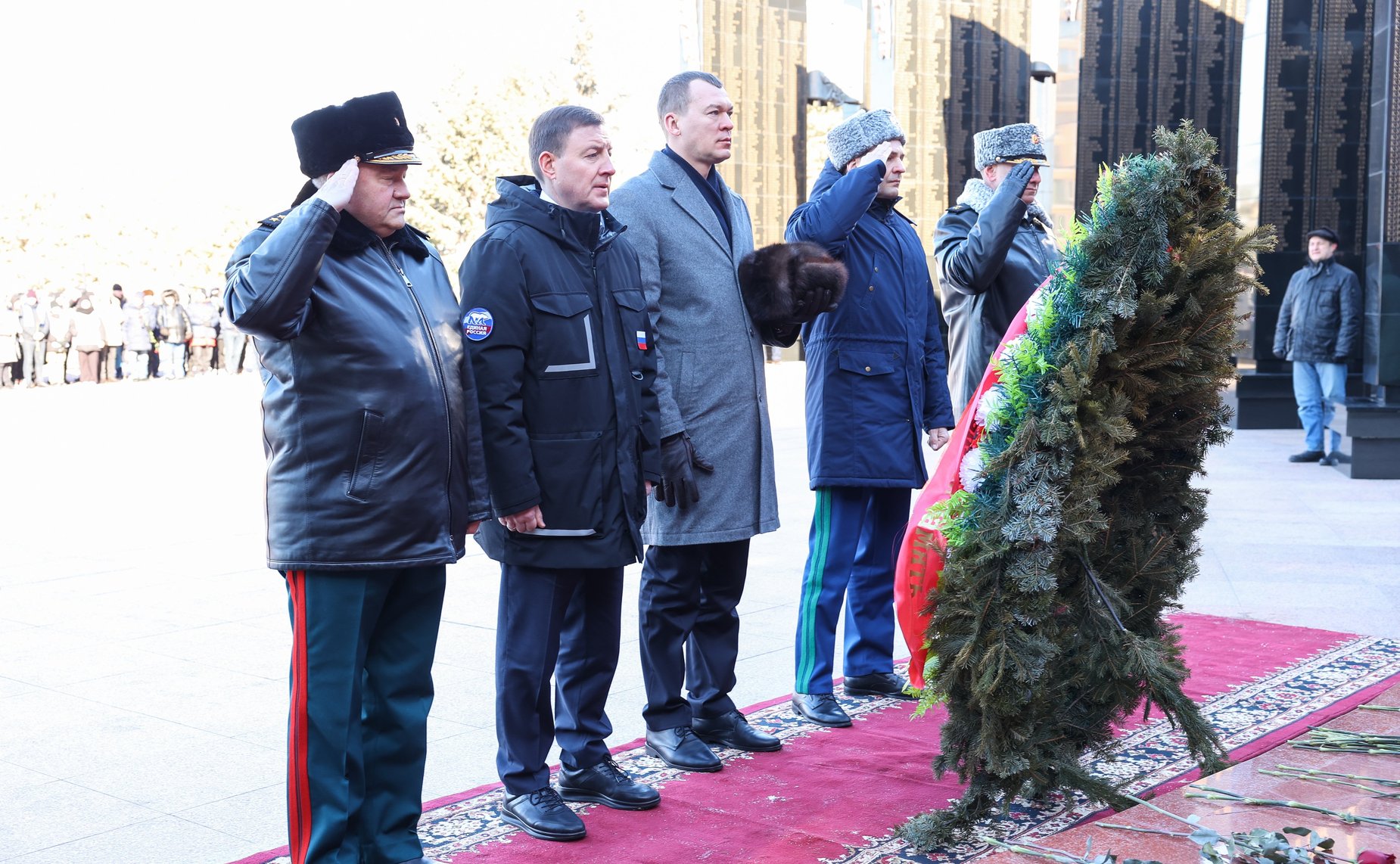 Андрей Турчак вместе с Михаилом Дегтяревым приняли участие в церемонии возложения цветов к Мемориальному комплексу Вечный огонь в Хабаровске