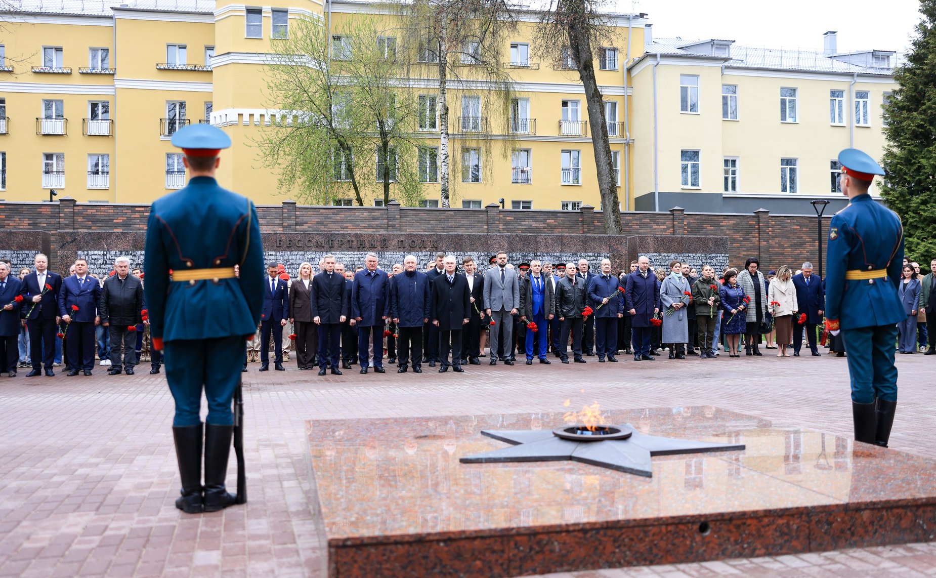 Сенаторы возложили цветы к Вечному огню в Сквере Памяти Героев в Смоленске