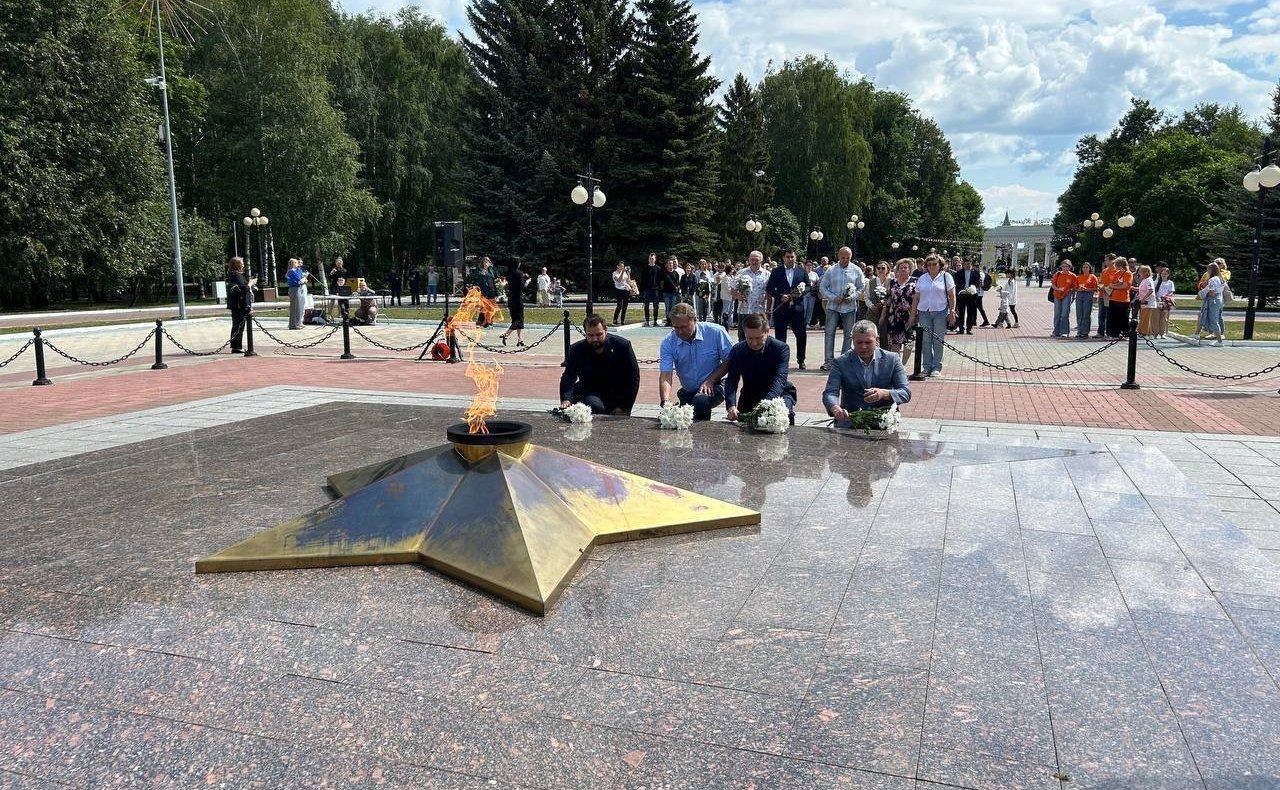 Заместитель Председателя СФ Константин Косачев принял участие в акции, посвященной Дню памяти детей, жертв войны в Донбассе