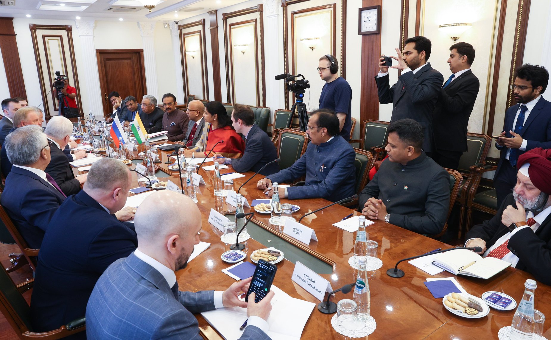 Встреча первого заместителя председателя Комитета СФ по международным делам Андрея Денисова с делегацией Республики Индии во главе с членом Народной палаты парламента Каниможи Карунанидхи