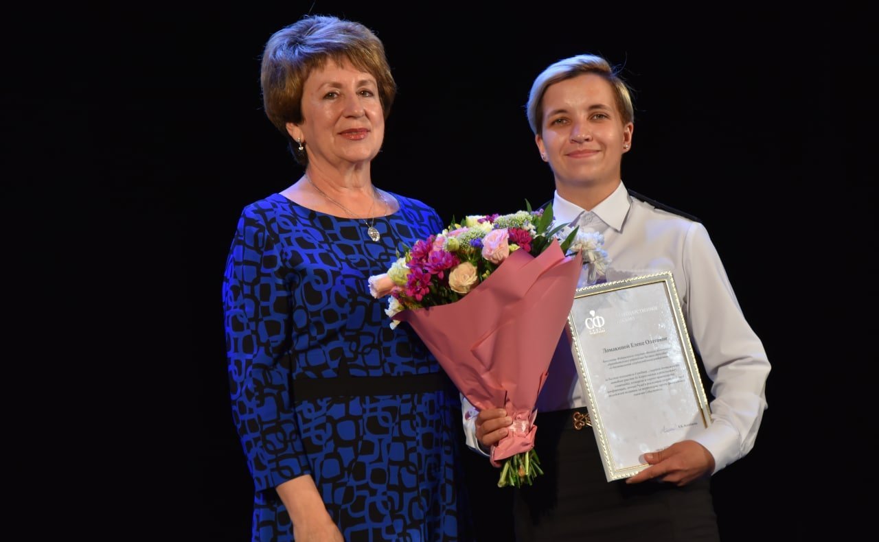 В Севастопольском академическом русском драматическом театре имени А. В. Луначарского чествовали лучших выпускников Севастопольского государственного университета – студентов, окончивших ВУЗ с отличием