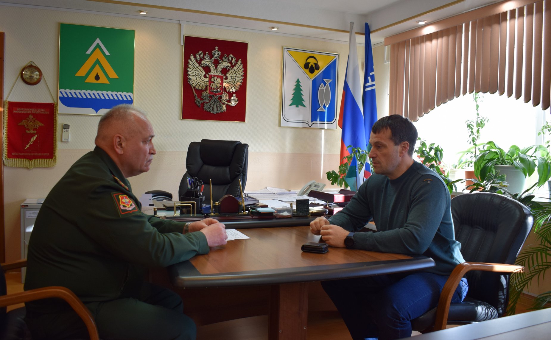 Эдуард Исаков посетил учреждения социального обслуживания и образования, здравоохранения и спорта в Когалыме и Нижневартовске