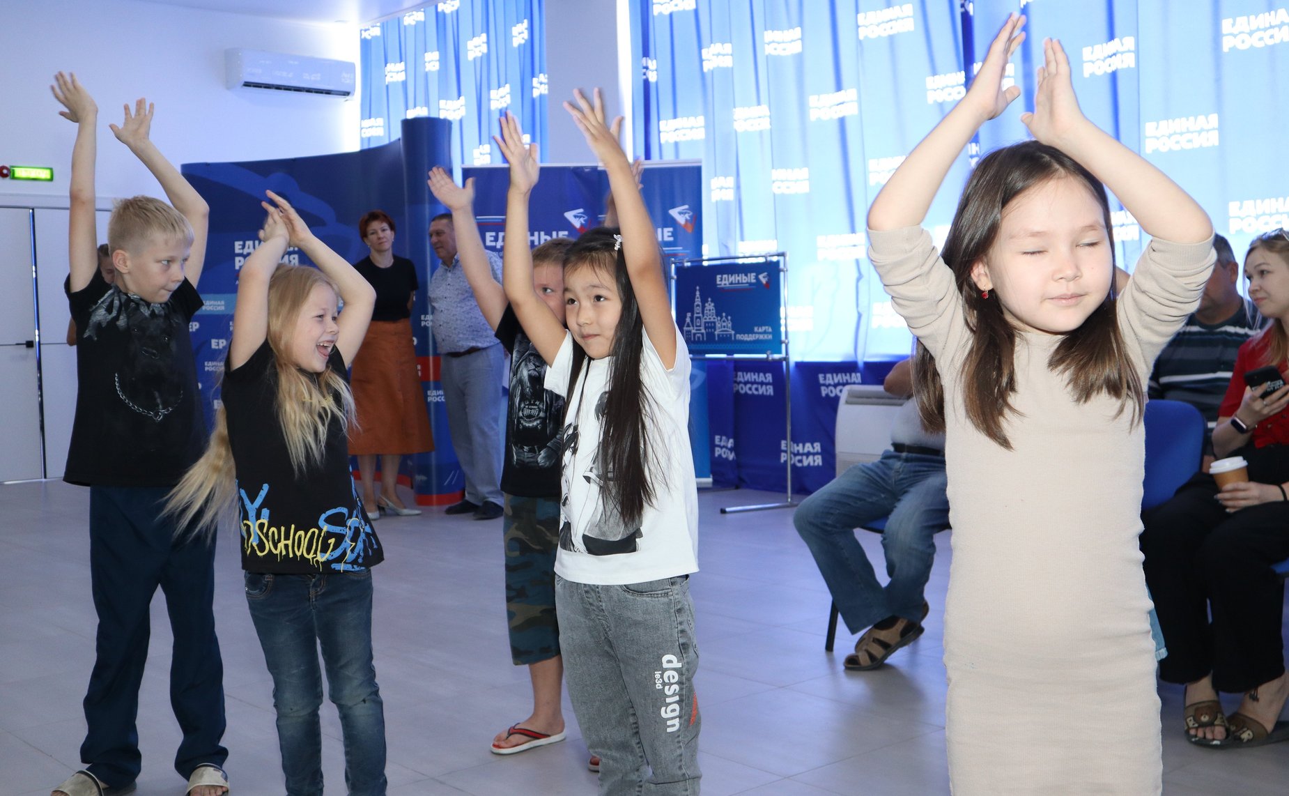 Александр Башкин в ходе поездки в регион встретился с первоклассниками – детьми участников СВО