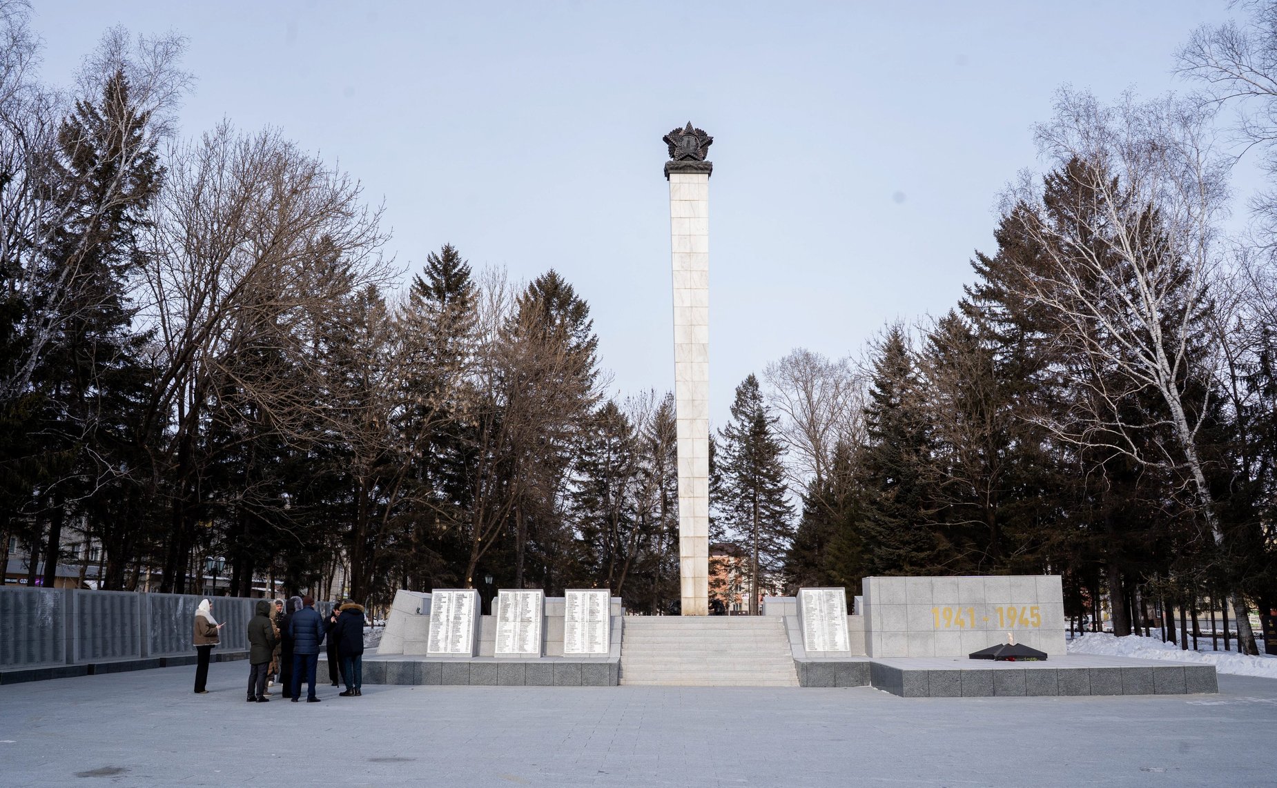 Сенаторы приняли участие в возложении цветов к мемориалу «Матерям победителям» в Сквере Победы