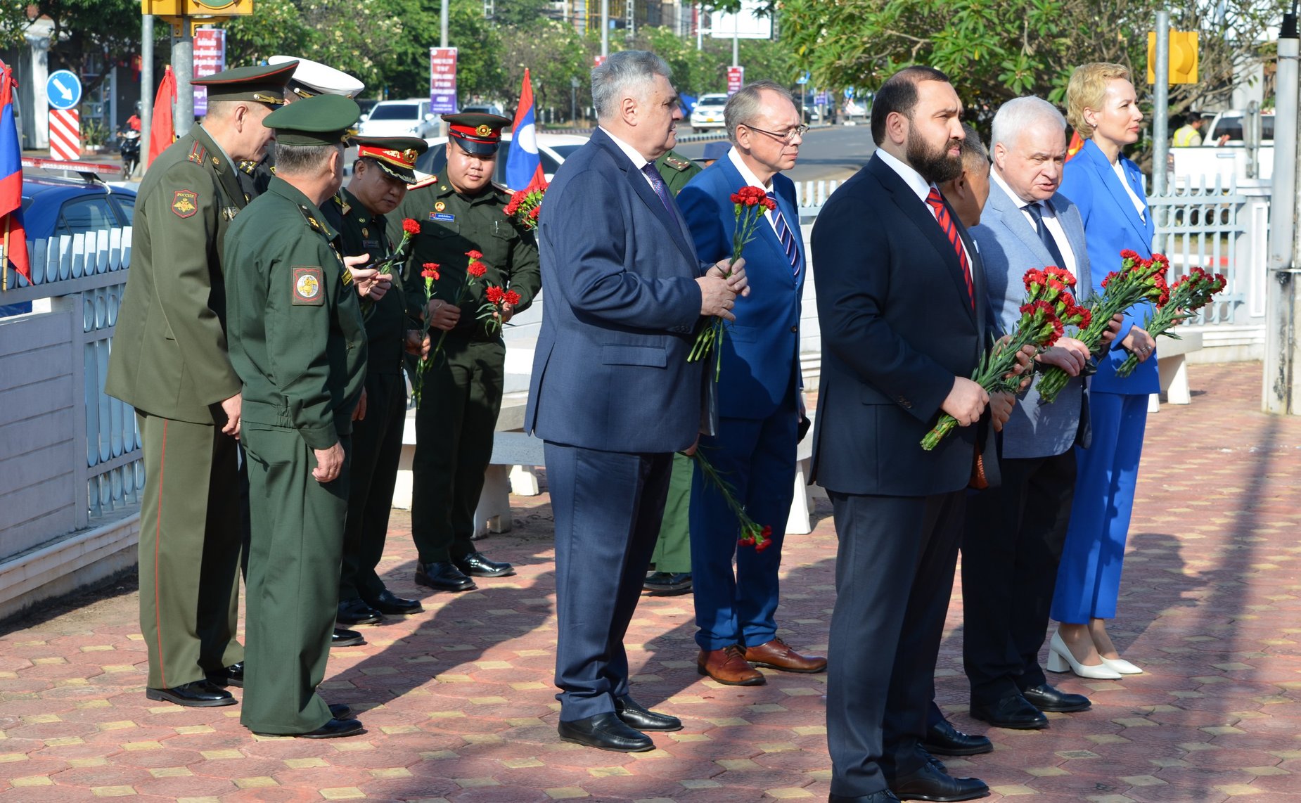 Российские парламентарии возложили цветы к памятнику советским летчикам транспортной авиации во Вьентьяне, участвовавшим в боевых действиях в Индокитае в годы американской агрессии с 1960 по 1973 годы