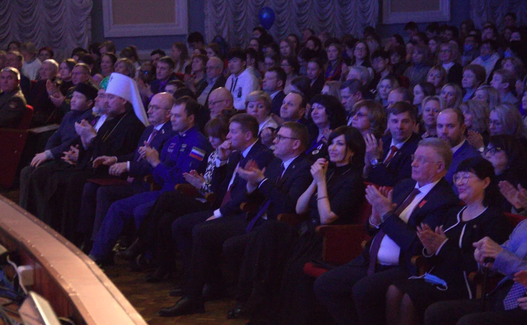 Олег Цепкин поздравил от имени Совета Федерации профессорско-преподавательский состав, ветеранов, студентов и аспирантов Южно-уральского государственного университета с 80-летним юбилеем