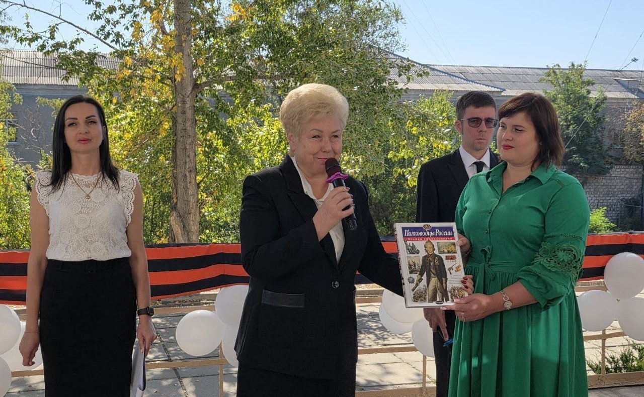 Ольга Бас приняла участие в открытии мемориальной доски, посвященной выпускнику школы № 13 Луганска, дважды Герою Советского Союза А. Молодчему