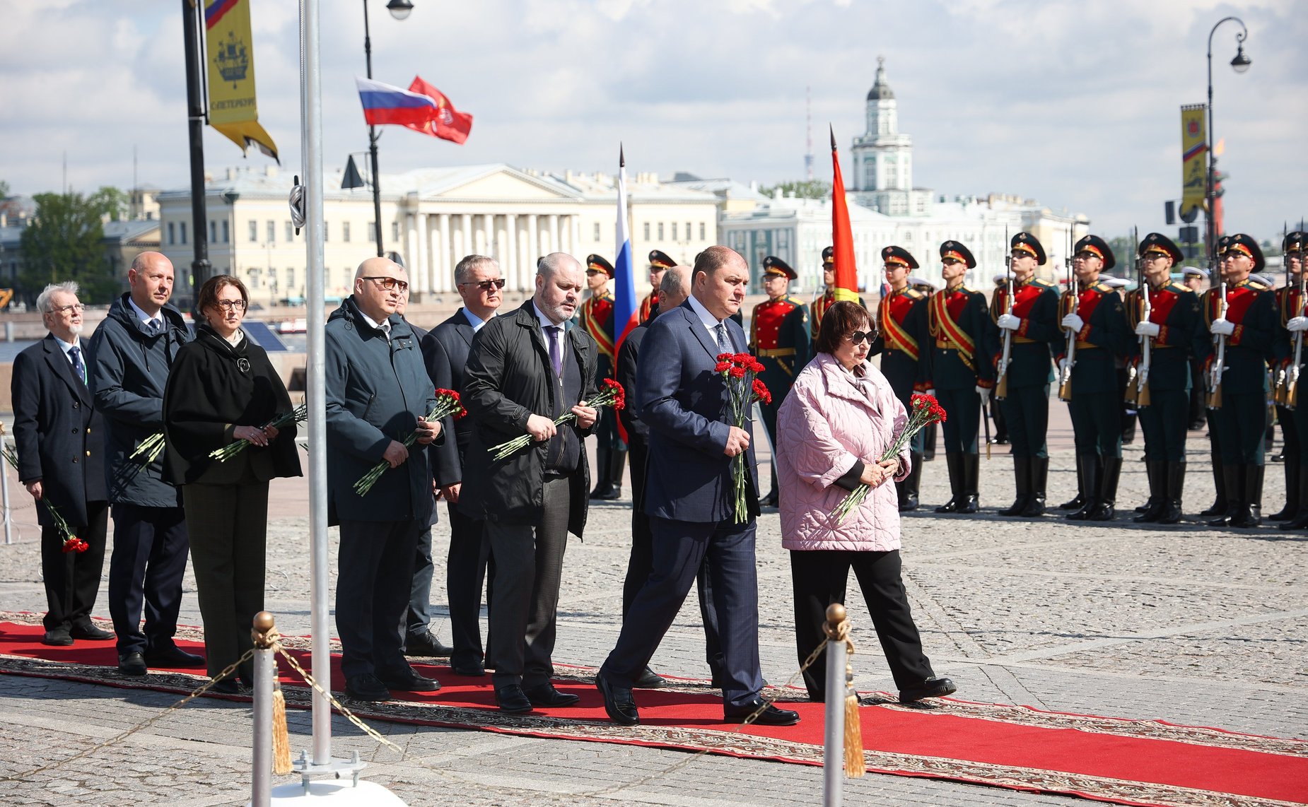 Возложение цветов к памятнику Петру I на Сенатской площади