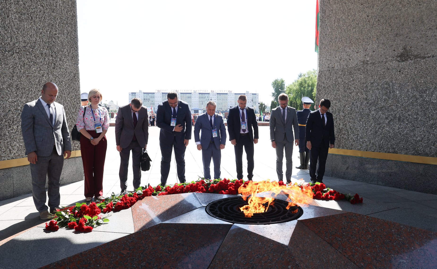 Торжественная церемония возложения цветов членами официальных делегаций Совета Республики и Совета Федерации к Вечному огню у монумента «Три штыка»