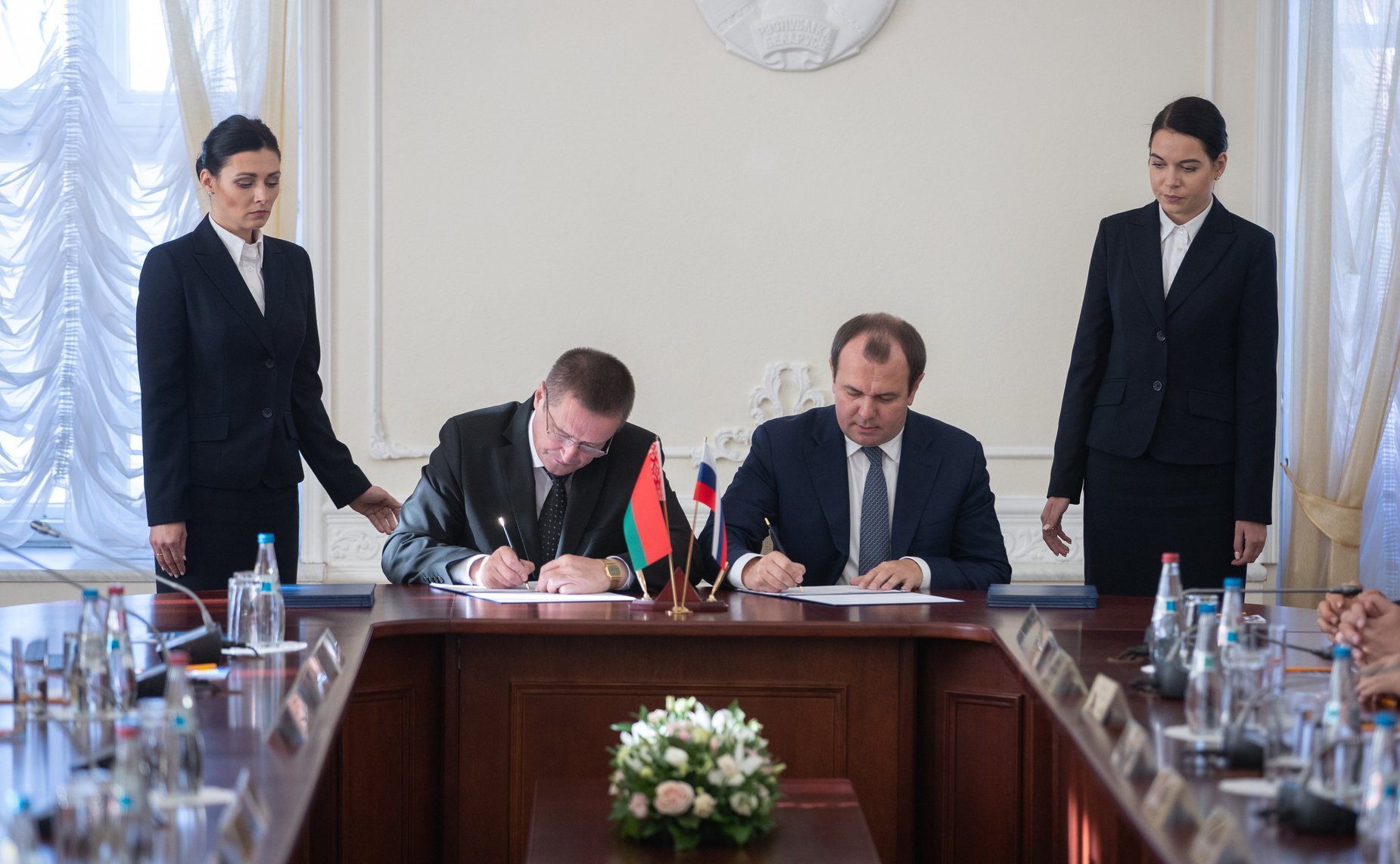 В. Матвиенко и М. Мясникович провели совместную встречу с руководителями субъектов России и Беларуси