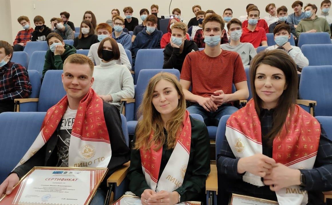 Эдуард Исаков вручил золотые знаки ГТО учащимся и тренерам Югорского колледжа-интерната олимпийского резерва