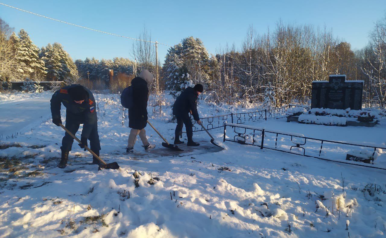 Кадеты из волонтерского отряда образовательного центра «Корабелы Прионежья» оказывают помощь пожилым и одиноким жителям Вытегорского района