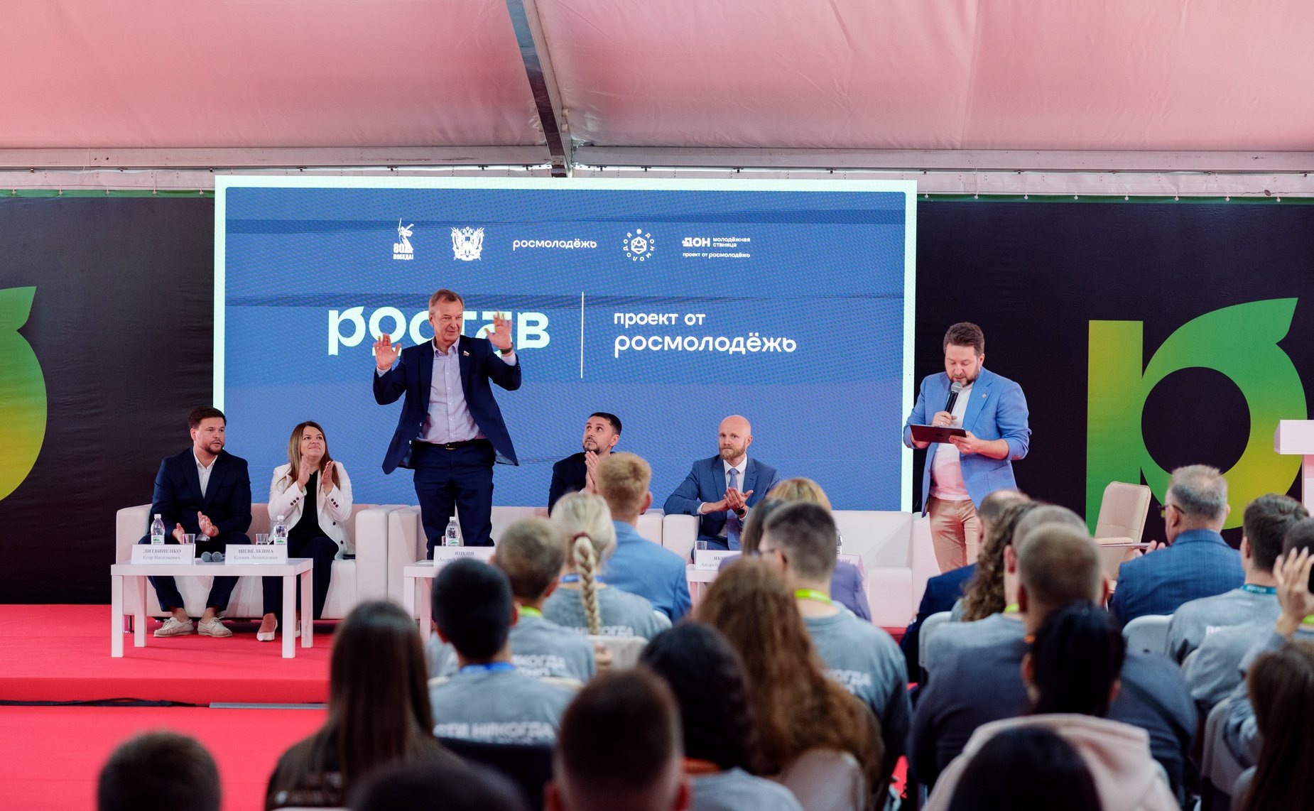 В ходе региональной поездки первый заместитель Председателя СФ Андрей Яцкин посетил ряд объектов и выступил на пленарной дискуссии Всероссийского молодежного образовательного форума «Ростов»