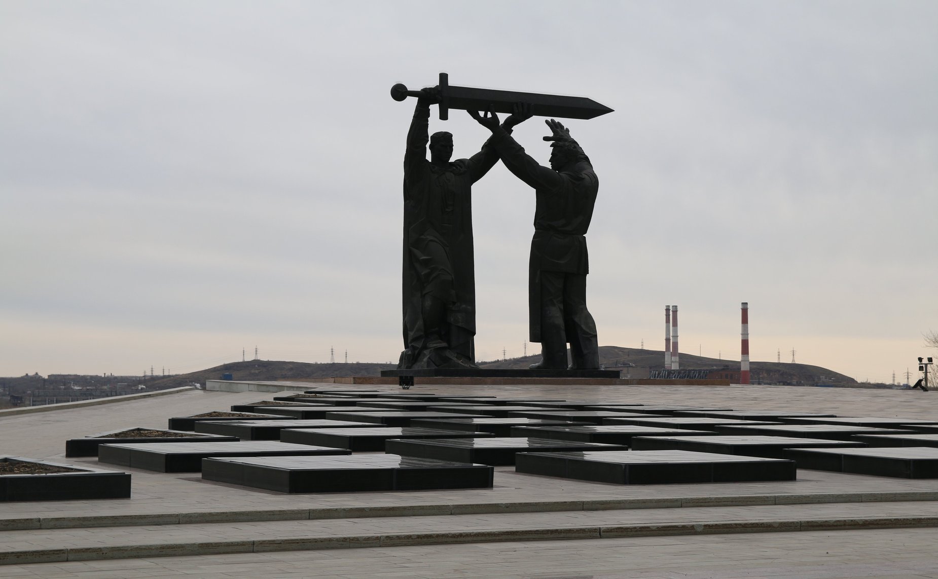 Сенаторы РФ приняли участие в церемонии возложения цветов к Вечному огню у монумента «Тыл-Фронту»