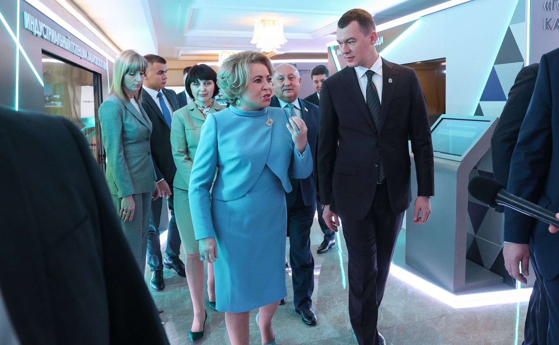Валентина Матвиенко и Михаил Дегтярев осмотрели выставку, посвященную перспективным направлениям развития Хабаровского края