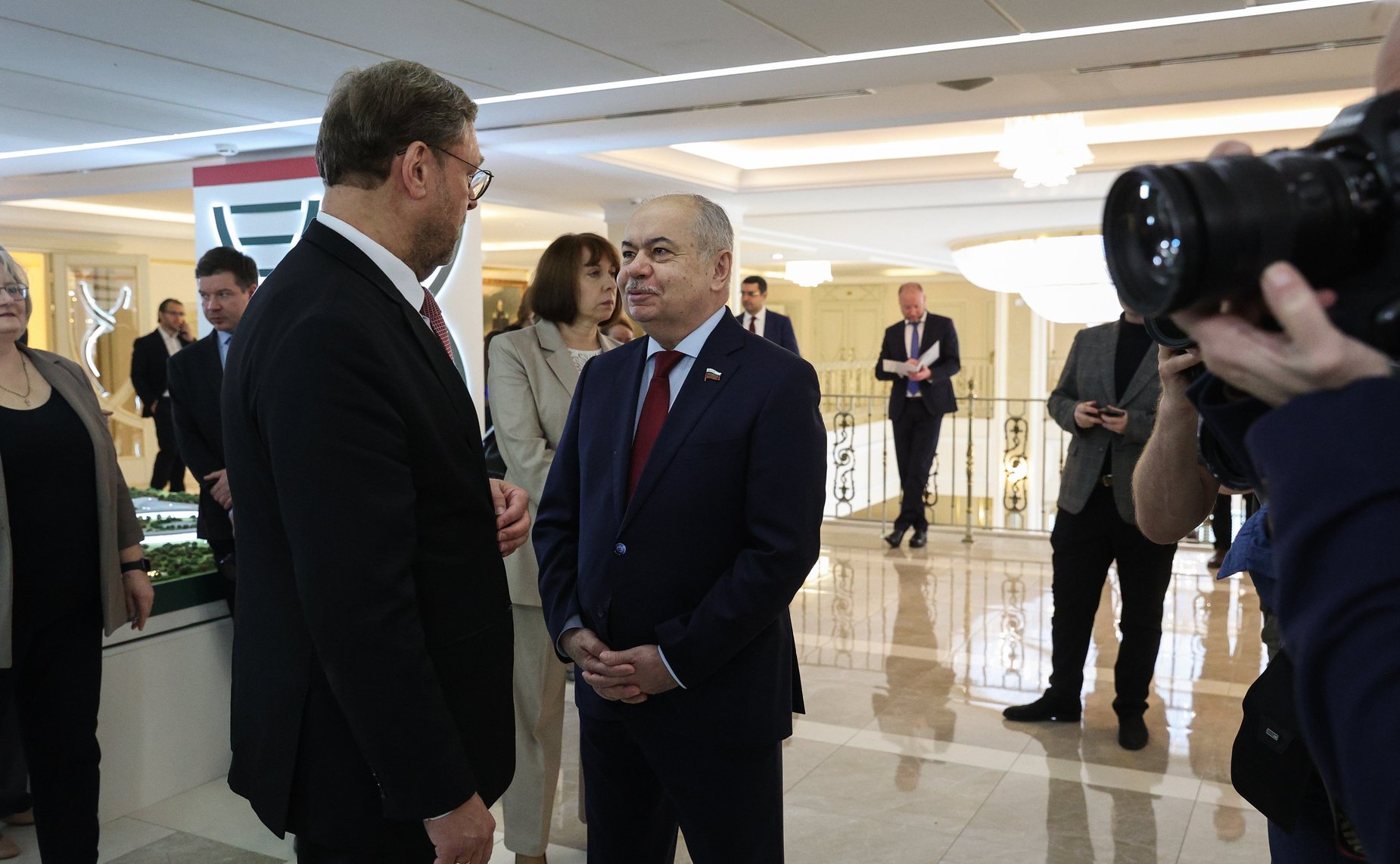 Валентина Матвиенко и президент НИЦ «Курчатовский институт» Михаил Ковальчук открыли выставку «Курчатовский институт – 80 лет для страны и мира»