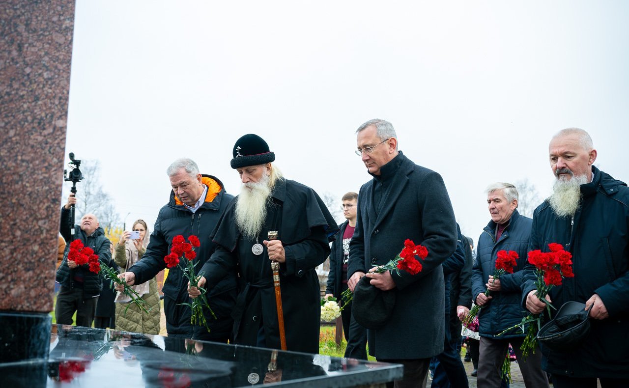 Анатолий Артамонов совершил рабочую поездку в Боровский муниципальный округ, где принял участие в ряде мероприятий