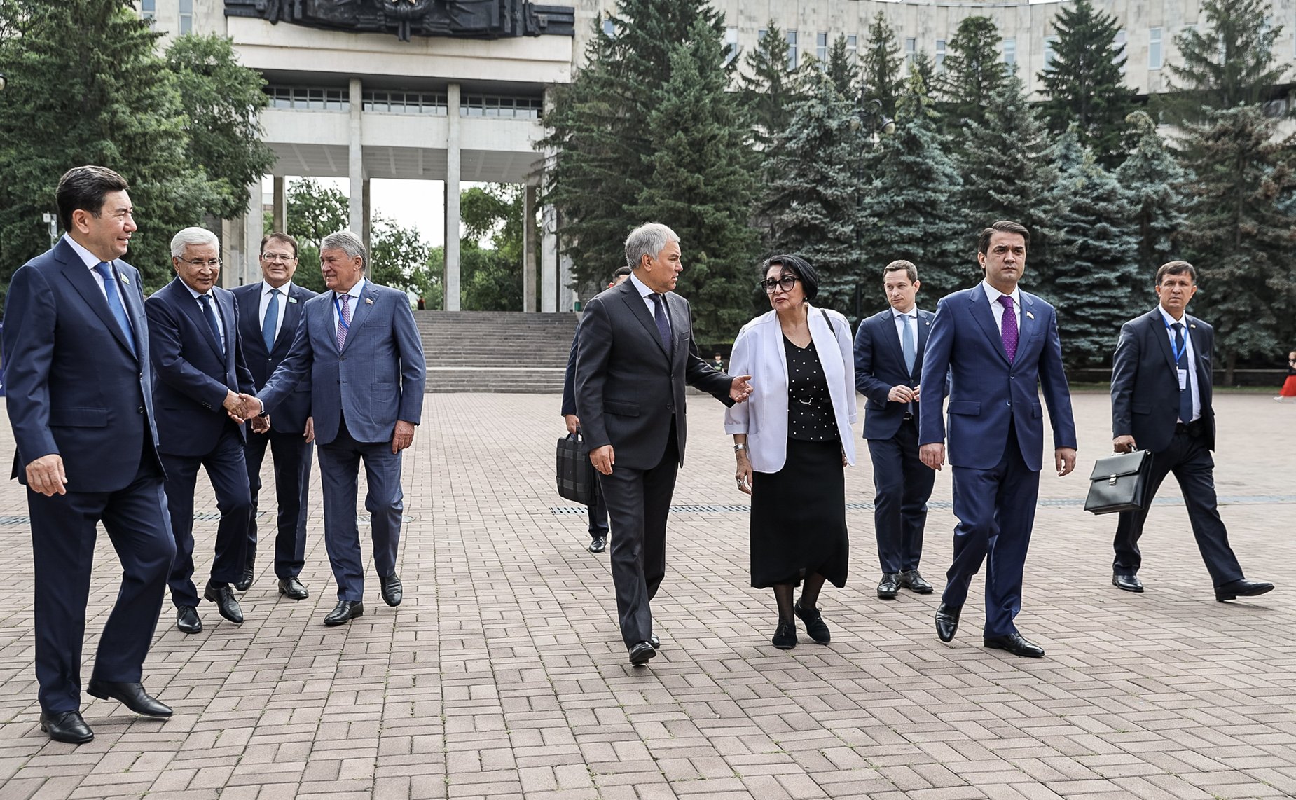 Главы парламентских делегаций государств-членов ОДКБ возложили венок и цветы к Вечному огню, почтив память советских воинов, павших в годы Великой Отечественной войны